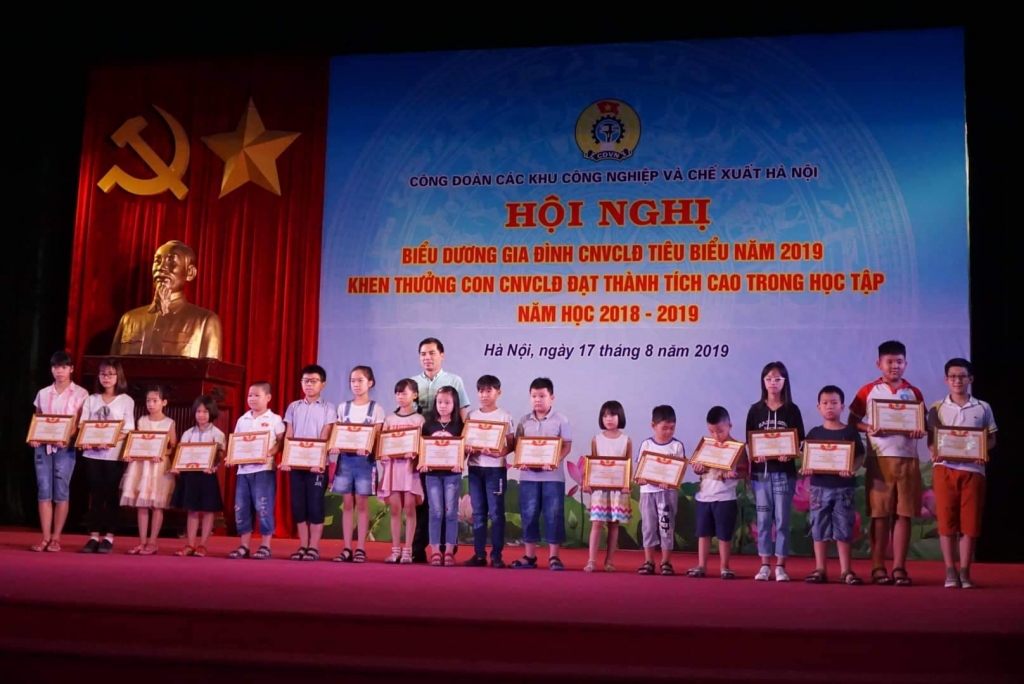 Biểu dương 78 gia đình công nhân viên chức lao động tiêu biểu