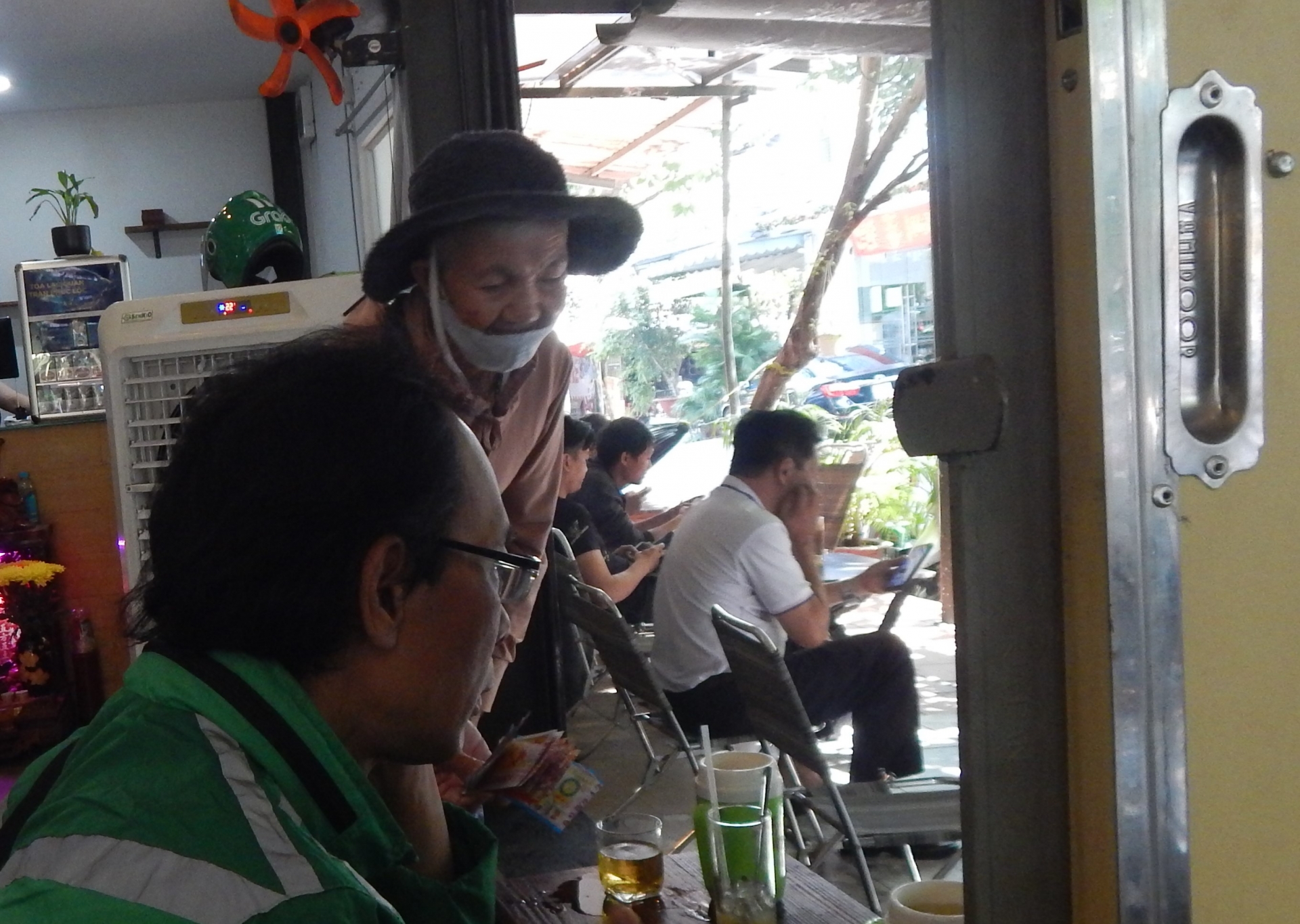 Dịch Covid-19 quay lại, người bán vé số lao đao Dịch Covid-19 quay lại, người bán vé số lao đao
