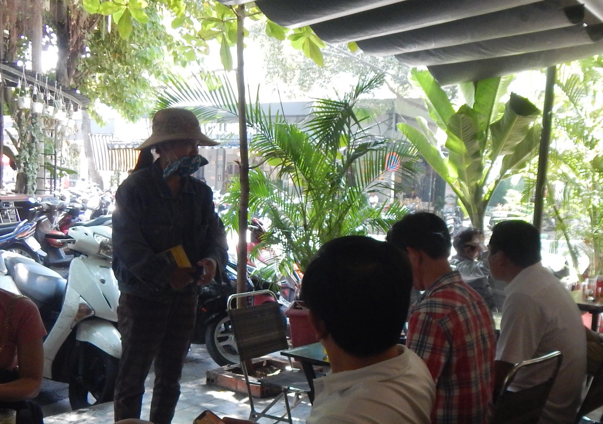 Dịch Covid-19 quay lại, người bán vé số lao đao Dịch Covid-19 quay lại, người bán vé số lao đao