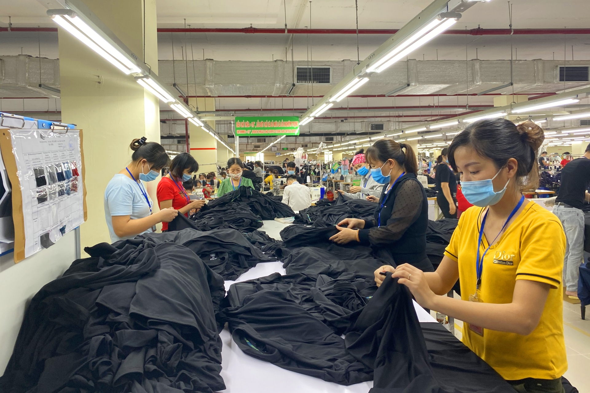 “Cơn khát” tăng ca của công nhân dịp cận Tết “Cơn khát” tăng ca của công nhân dịp cận Tết