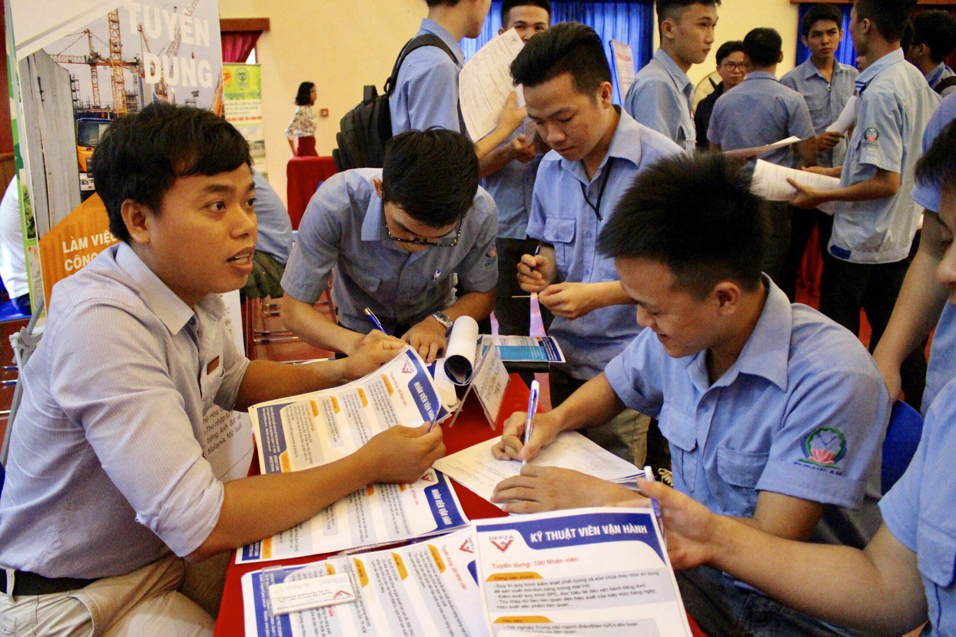 Hỗ trợ người lao động chịu ảnh hưởng bởi dịch Covid-19 tìm việc làm mới