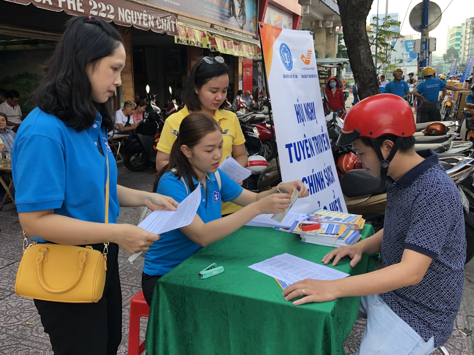 minh tre di lam cong ty co bhyt lo suc khoe khong le ba me gia ca lai khong