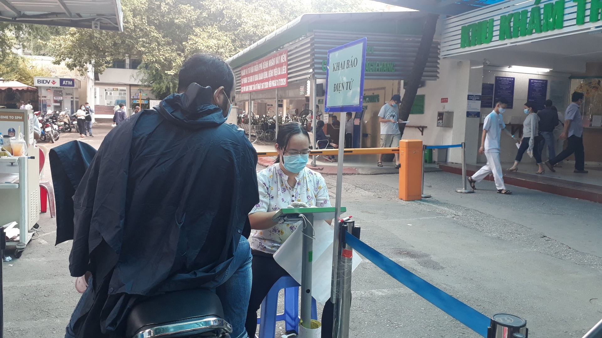 Vì sao người lao động tham gia BHXH cách ly vì Covid-19 không được hưởng chế độ ốm đau? vi sao nguoi lao dong tham gia bhxh cach ly vi covid 19 khong duoc huong che do om dau