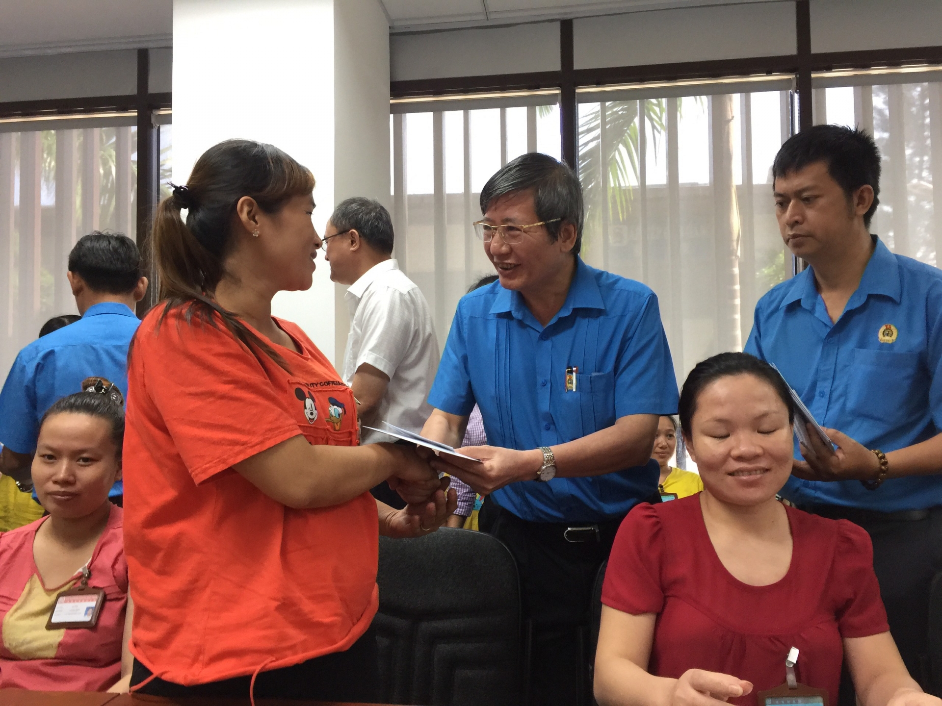 Phó Chủ tịch thường trực Tổng LĐLĐ Việt Nam Trần Thanh Hải tặng quà, thăm hỏi công nhân Công ty Huê Phong đang mang thai có hoàn cảnh khó khăn 0716 2382dd2bd572282c7163