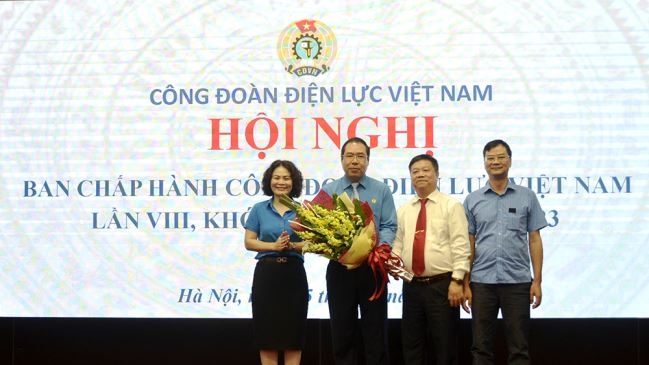 Ban Thường vụ Công đoàn ĐLVN chúc mừng ông Đỗ Đức Hùng (người cầm hoa) trúng cử chức vụ Chủ tịch Công đoàn ĐLVN khóa V, nhiệm kỳ 2018 - 2023 2034 h 1 650x365
