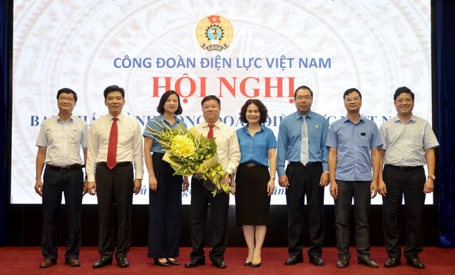 Bà Phí Thu Hương - Phó Trưởng phòng Tổ chức cán bộ, Tổng Liên đoàn LĐVN (thứ ba từ trái sang) và đại diện Đảng ủy Tập đoàn Điện lực Việt Nam, Ban Chấp hành Công đoàn ĐLVN tặng hoa chia tay ông Khuất Quang Mậu - Chủ tịch Công đoàn ĐLVN về nghỉ chế độ hưu trí từ ngày 01/9/2020 2238 h 3 650x393