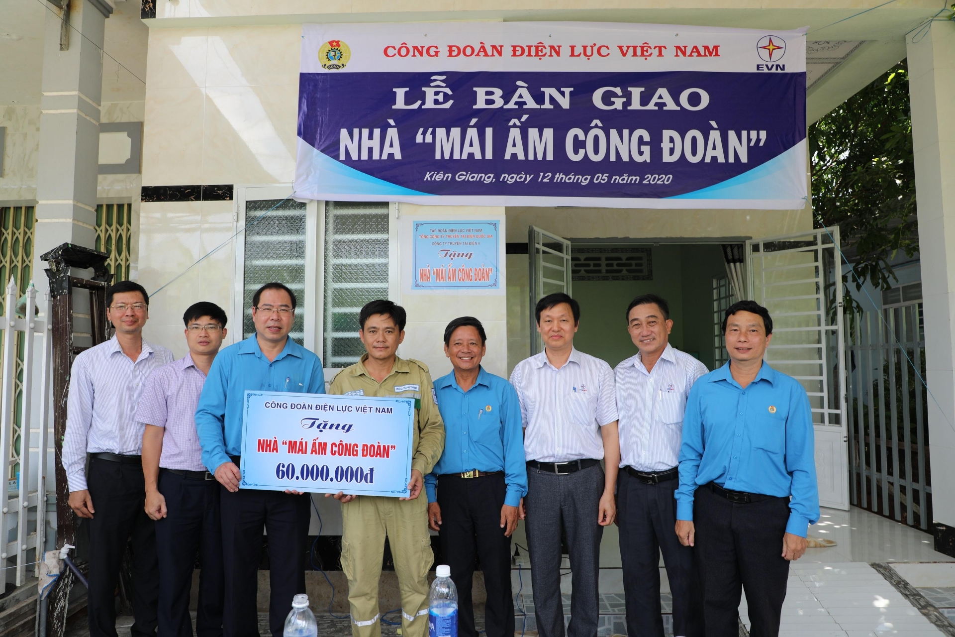 Ông Đỗ Đức Hùng (thứ 3, từ trái qua) trong các chuyến công tác trao tặng Ông Đỗ Đức Hùng là Chủ tịch Công đoàn Điện lực Việt Nam khóa V
