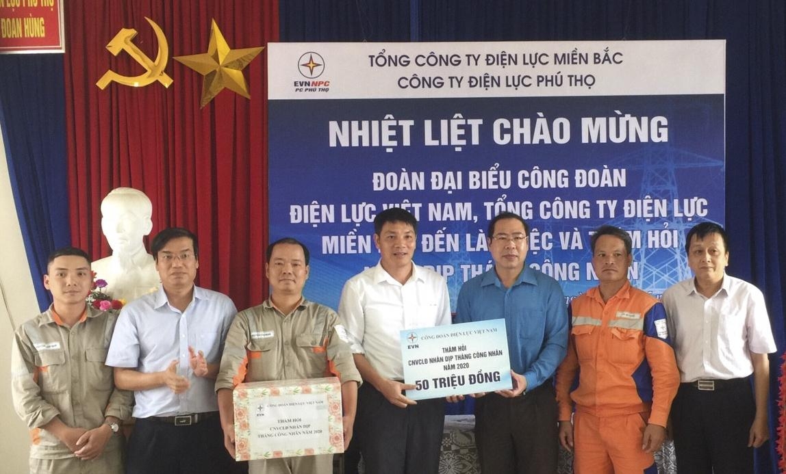 Ông Đỗ Đức Hùng (thứ 3, từ phải qua) được đoàn viên yêu mến vì sự gần gũi, không ngại khó đến vùng sâu, vùng còn gặp nhiều khó khăn 2638 c357ce6b7e098357da18