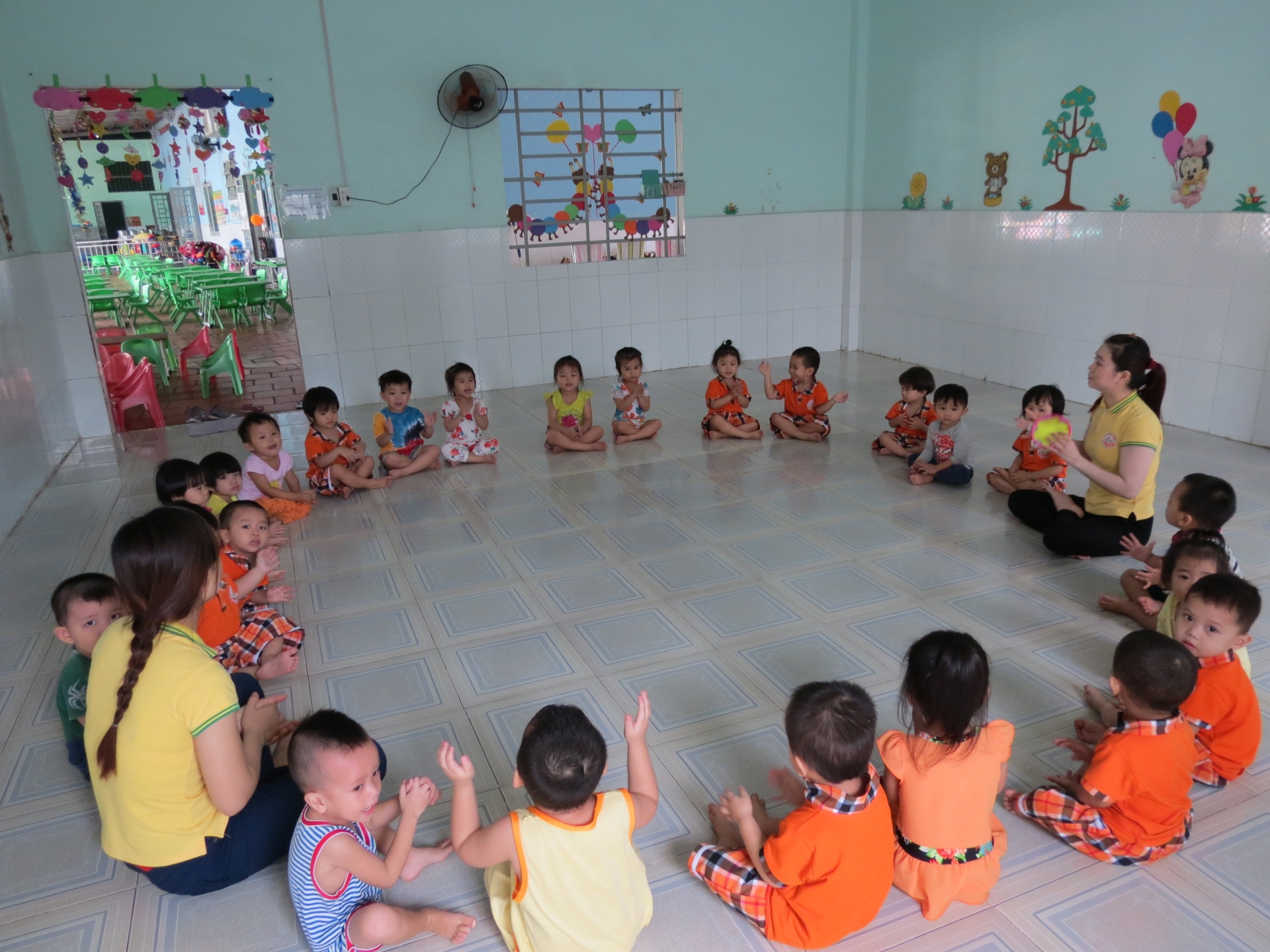 Sao không hỗ trợ trẻ em là con công nhân làm việc ở doanh nghiệp ngoài khu công nghiệp?