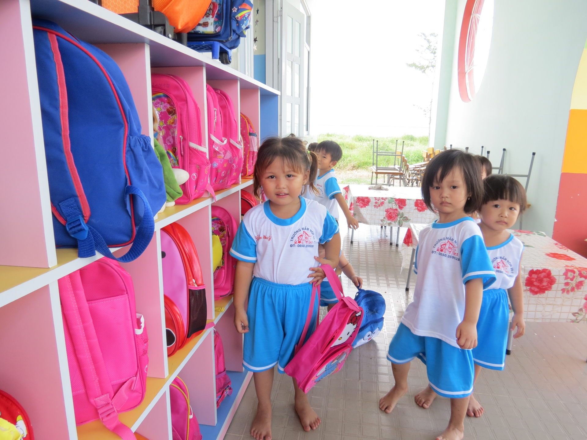 Sao không hỗ trợ trẻ em là con công nhân làm việc ở doanh nghiệp ngoài khu công nghiệp?