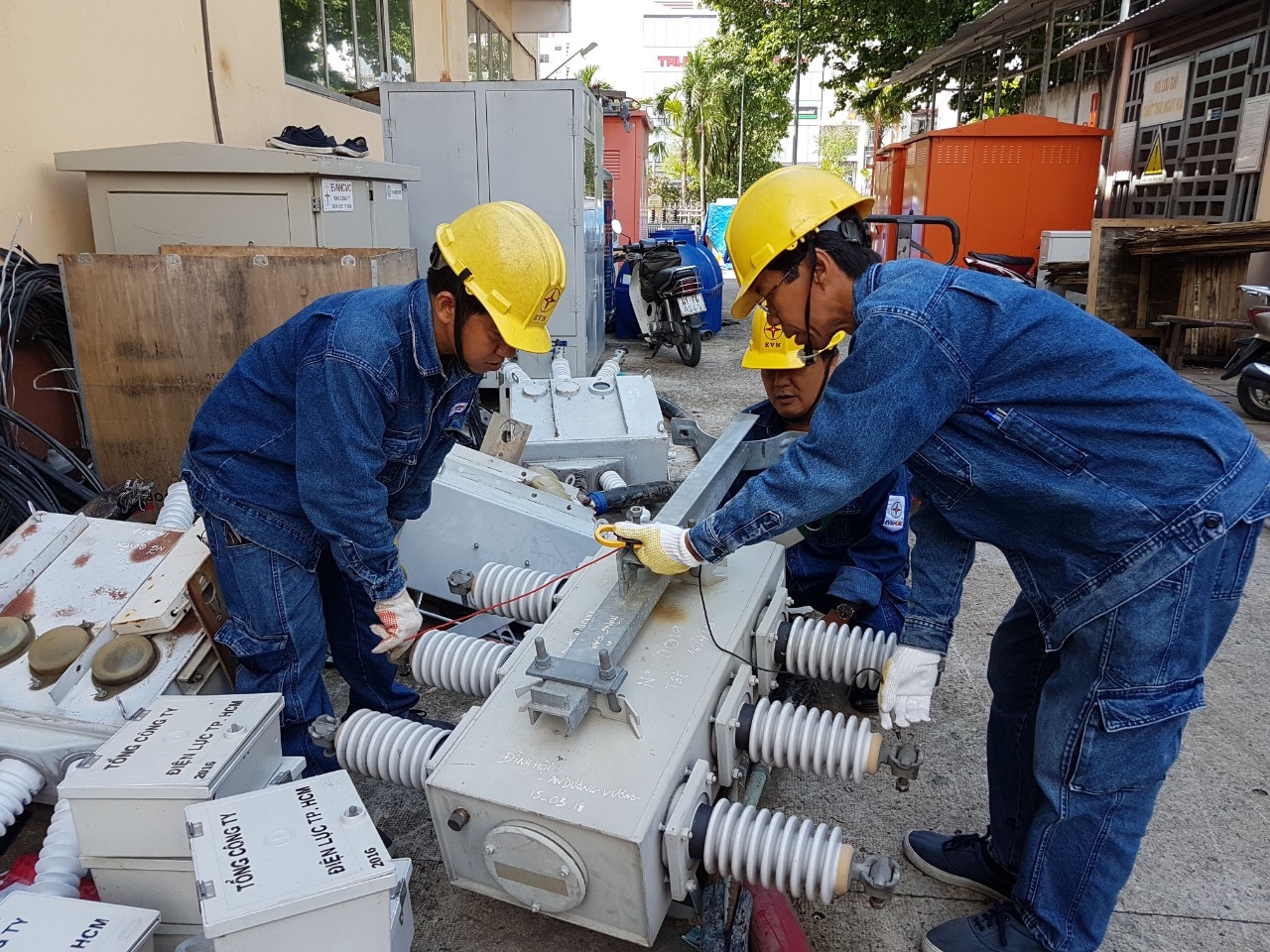 Tận hiến với nghề, “chú thợ điện” nhận danh hiệu cao quý! Tận hiến với nghề, “chú thợ điện” nhận danh hiệu cao quý!