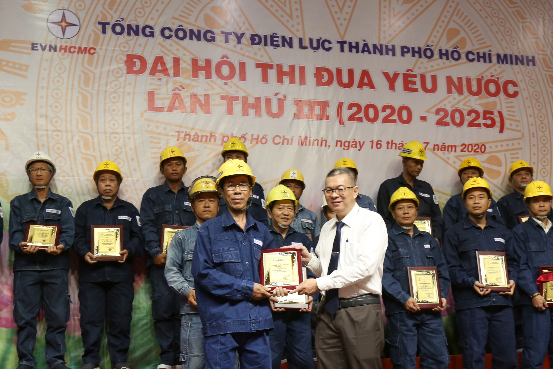 Tận hiến với nghề, “chú thợ điện” nhận danh hiệu cao quý!