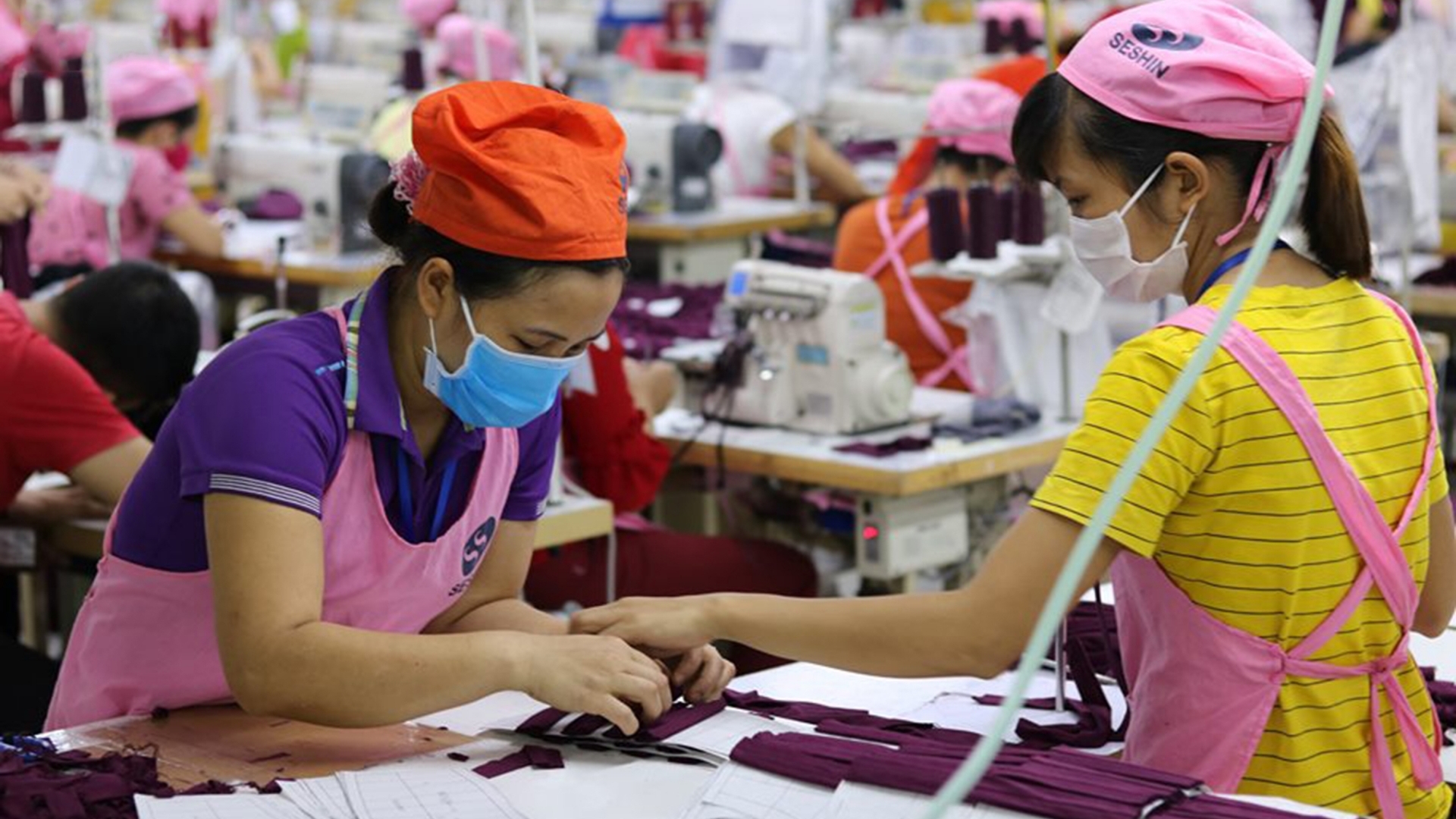 Tăng giờ làm thêm: Chọn công việc hay chọn chăm lo con cái?