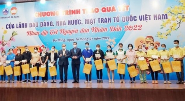 Chủ tịch nước Nguyễn Xuân Phúc trao quà Tết cho người lao động khó khăn tại TP Đà Nẵng
