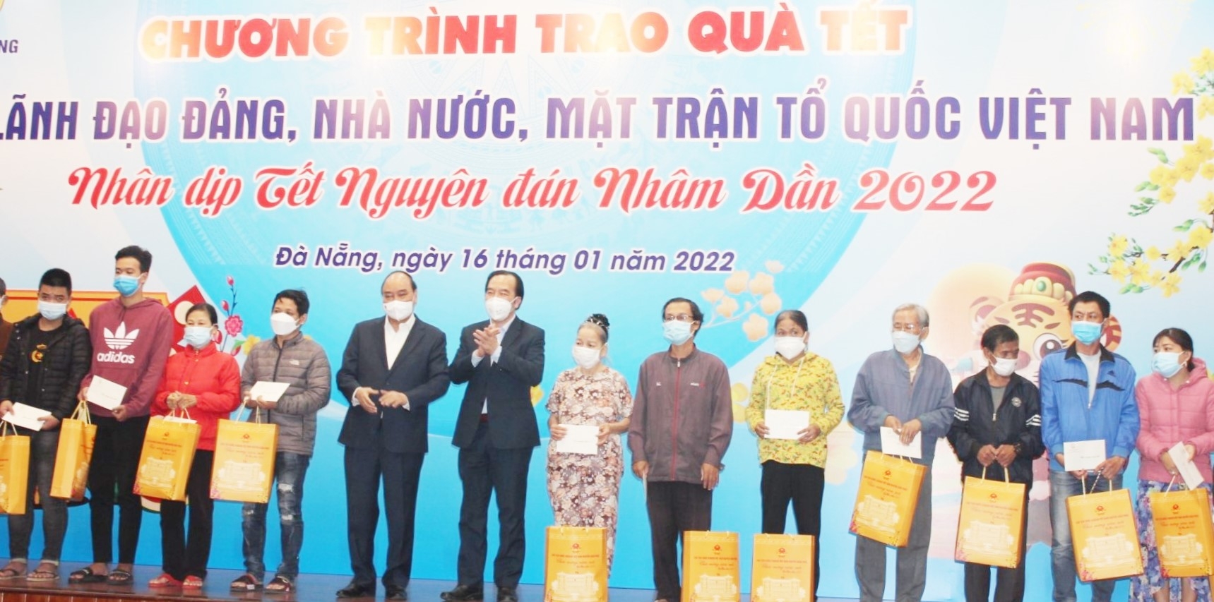 Chủ tịch nước Nguyễn Xuân Phúc trao quà Tết cho người lao động khó khăn tại TP Đà Nẵng