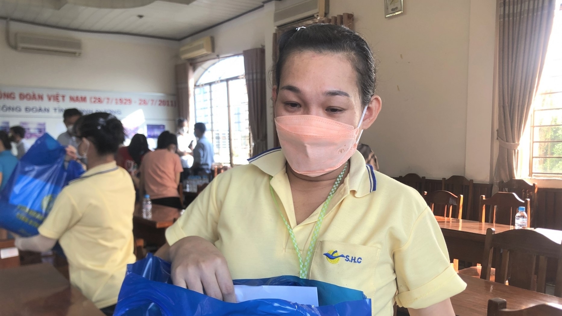 Người lao động vui mừng khi nhận quà Tết từ Công đoàn Bình Dương