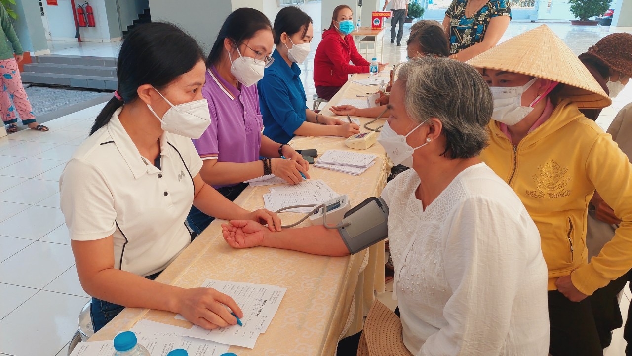 VWS hỗ trợ khám bệnh, tặng quà Tết cho 400 hộ khó khăn ở huyện Bình Chánh VWS hỗ trợ khám bệnh, tặng quà Tết cho 400 hộ khó khăn ở huyện Bình Chánh
