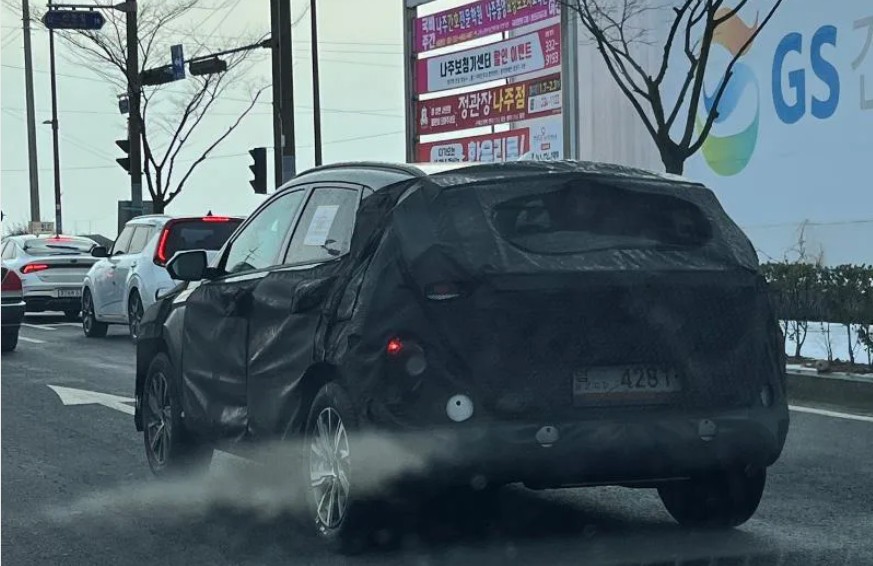 Hyundai Kona thế hệ mới lần đầu lộ diện