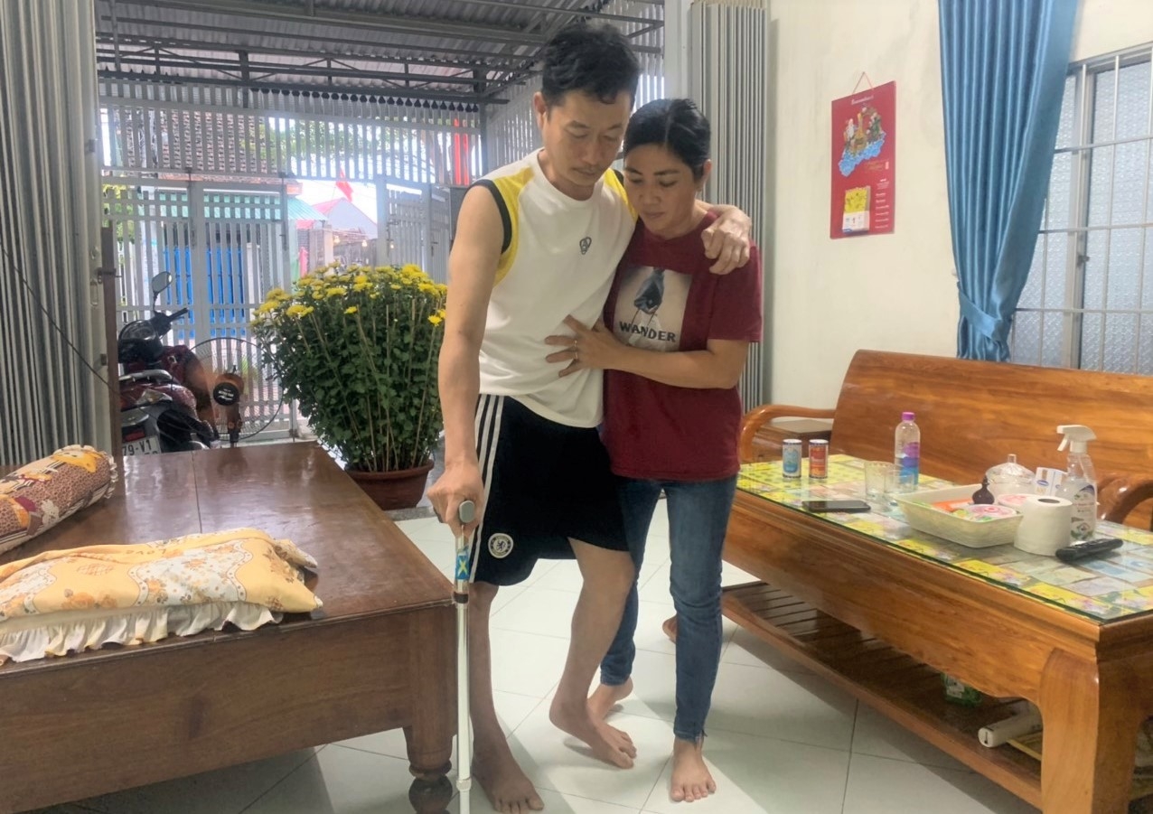 “Từ ngày anh bị tai nạn, tất cả trở về con số không, nhưng tôi không tuyệt vọng” “Từ ngày anh bị tai nạn, tất cả trở về con số không, nhưng tôi không tuyệt vọng”