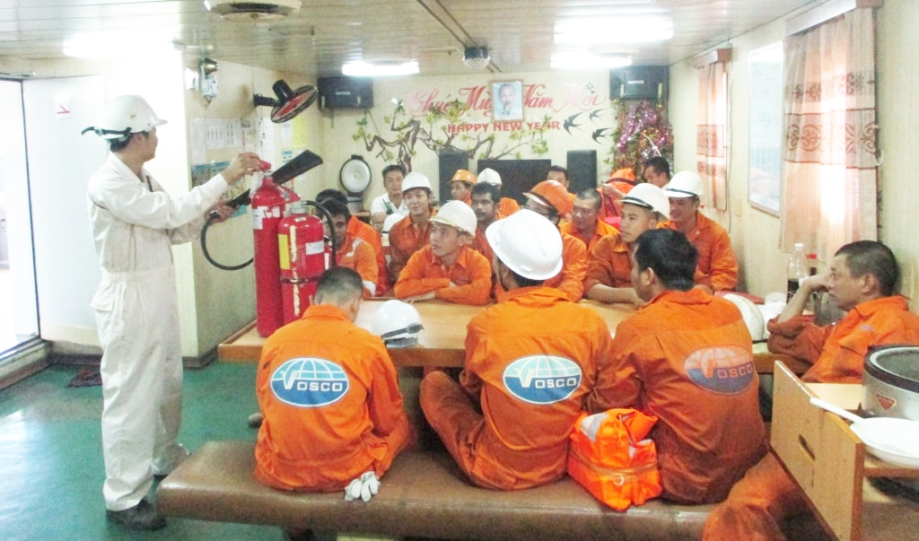 Tôn vinh những thuyền viên bám biển, bám tàu, làm việc quên mình Tôn vinh những thuyền viên bám biển, bám tàu, làm việc quên mình