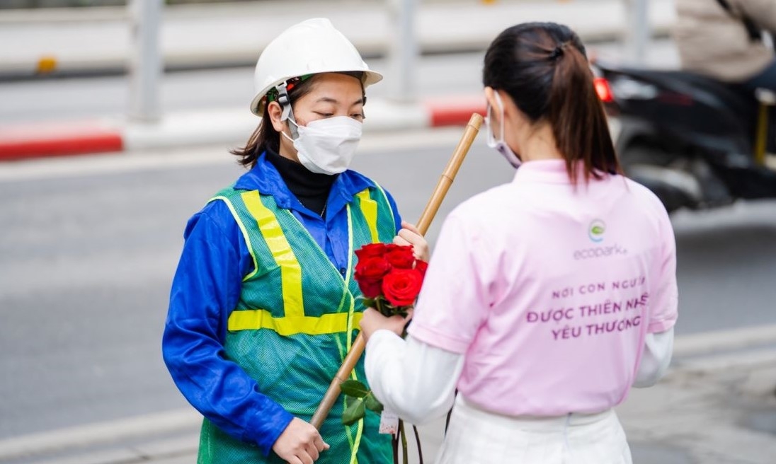 99.999 bông hồng của Ecopark và tranh cãi của người đời