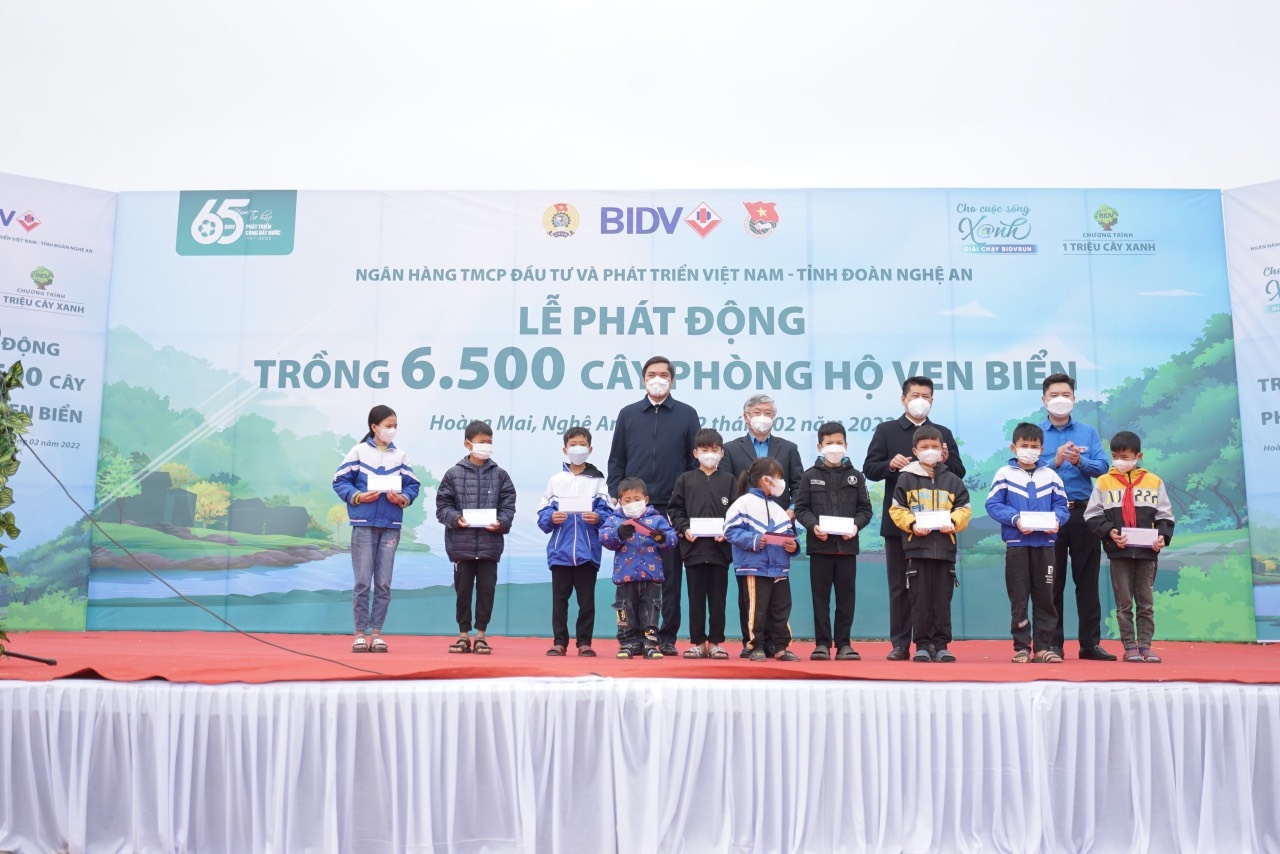 Ngân hàng BIDV trồng 6.500 cây xanh tại Nghệ An