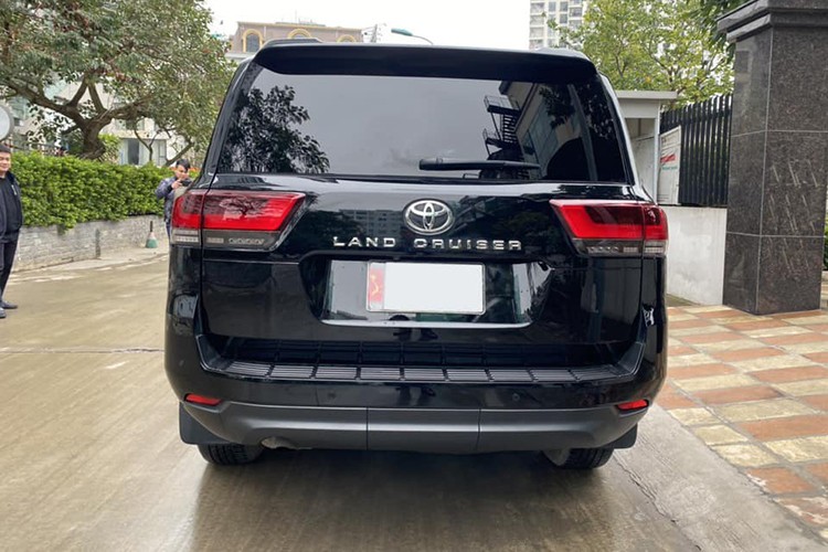 Toyota Land Cruiser LC300 chạy 13.000 km bán đắt hơn xe mới Toyota Land Cruiser LC300 chạy 13.000 km bán đắt hơn xe mới