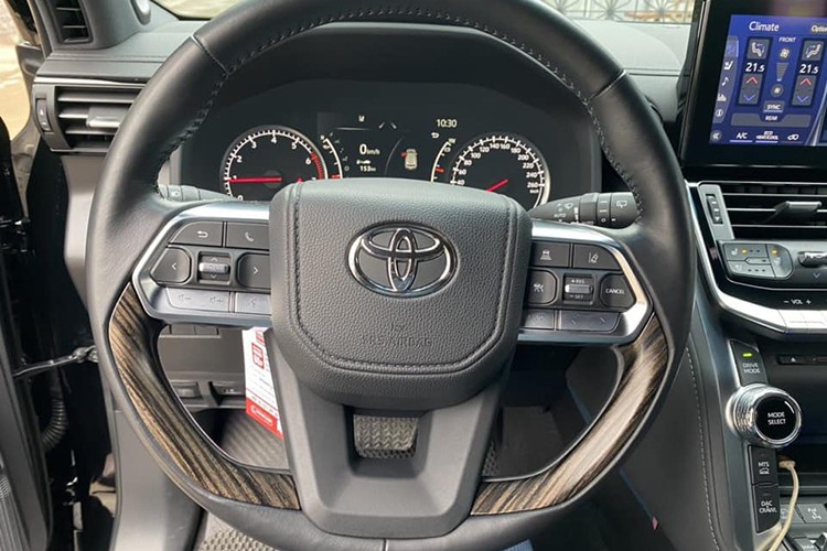 Toyota Land Cruiser LC300 chạy 13.000 km bán đắt hơn xe mới Toyota Land Cruiser LC300 chạy 13.000 km bán đắt hơn xe mới