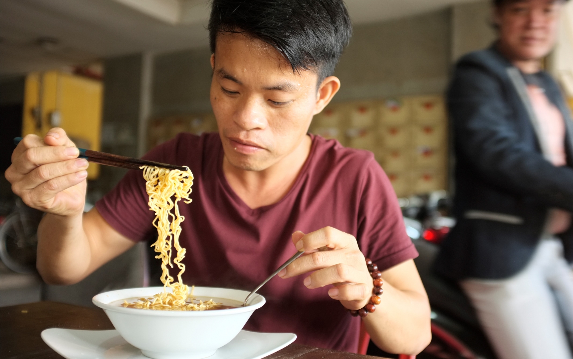 Bát mì tôm và sức ép giá cả