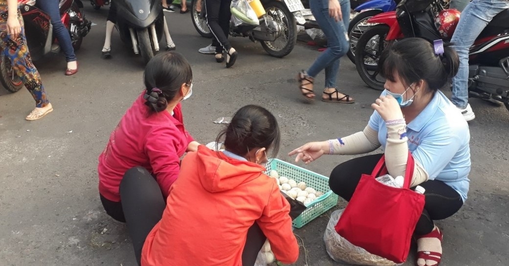 Người lao động chắt chiu, tằn tiện trong cơn “bão giá” Người lao động chắt chiu, tằn tiện trong cơn “bão giá”