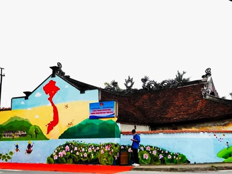Đằng sau bức bích họa trên ngôi đình cổ Đằng sau bức bích họa trên ngôi đình cổ