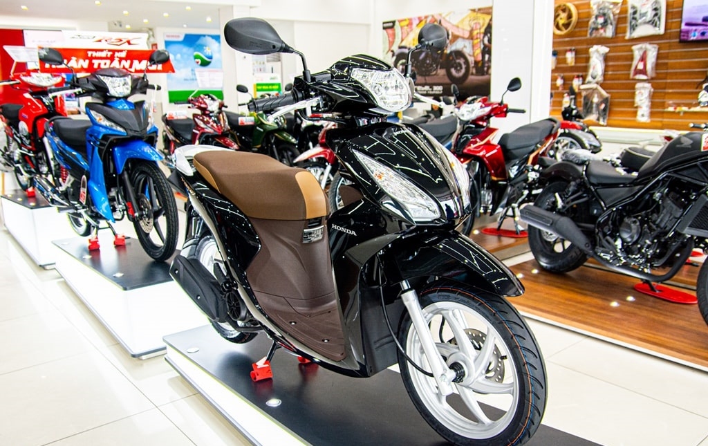 1750-honda-vision-2020-phien-ban-moi-nhat-da-ve-dai-ly-voi-gia-ban-chenh-cao-01-min-0759
