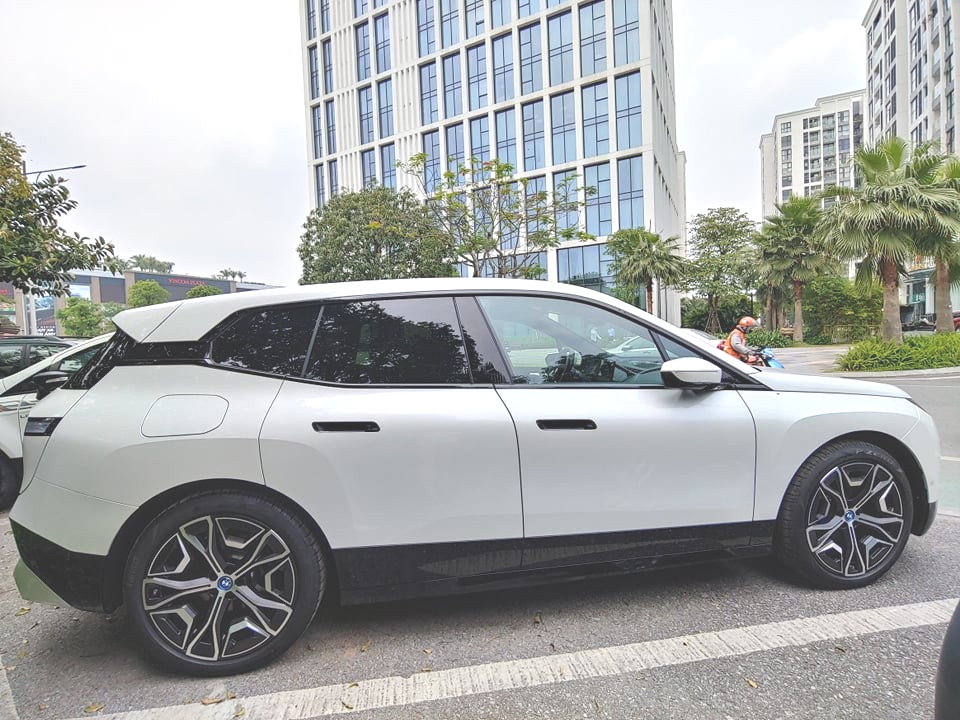 Xe điện BMW iX iDrive40 âm thầm xuất hiện tại Việt Nam Xe điện BMW iX iDrive40 âm thầm xuất hiện tại Việt Nam