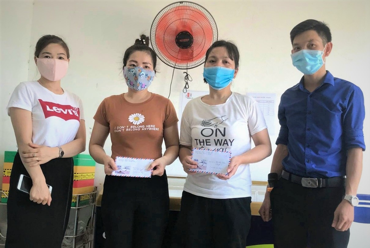 Kêu gọi mọi người mua kem để gây quỹ hỗ trợ đoàn viên khó khăn Kêu gọi mọi người mua kem để gây quỹ hỗ trợ đoàn viên khó khăn