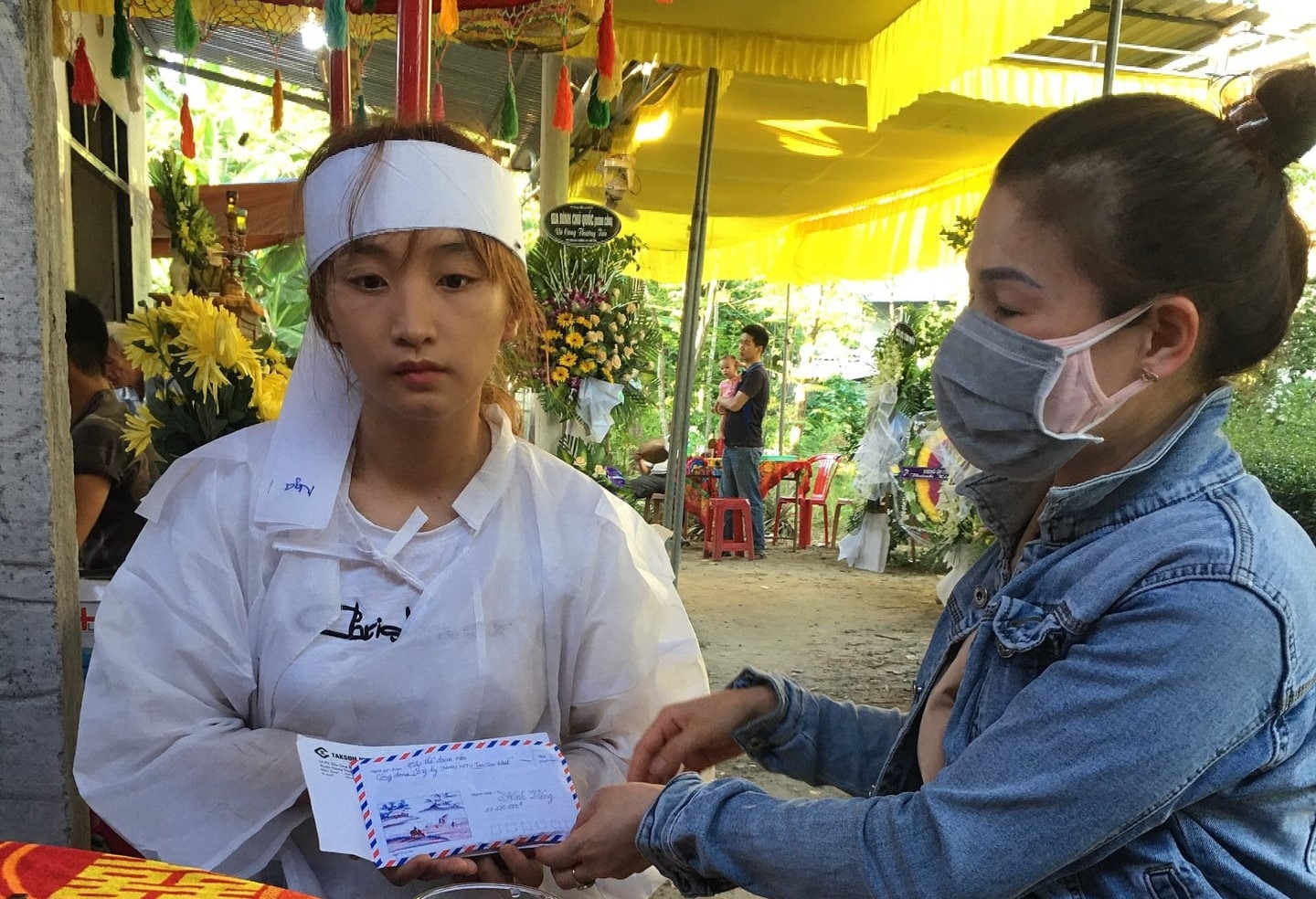Kêu gọi mọi người mua kem để gây quỹ hỗ trợ đoàn viên khó khăn Kêu gọi mọi người mua kem để gây quỹ hỗ trợ đoàn viên khó khăn