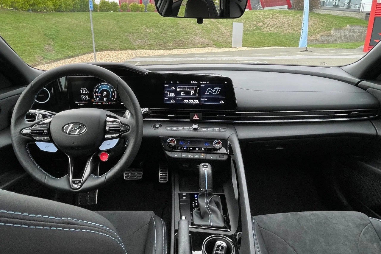 Đại lý bắt đầu nhận cọc Hyundai Elantra 2023, dự kiến tháng 8 ra mắt Đại lý bắt đầu nhận cọc Hyundai Elantra 2023, dự kiến tháng 8 ra mắt
