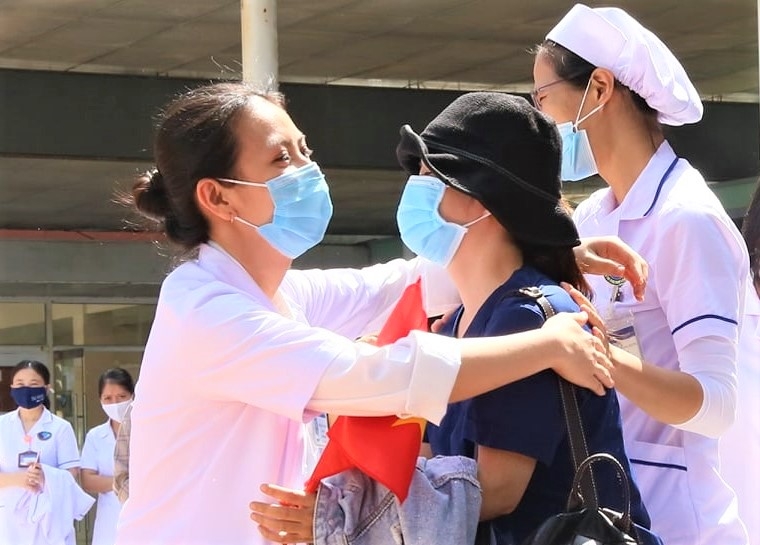 Nữ điều dưỡng nhờ em gái chăm con nhỏ để lên đường chống dịch Nữ điều dưỡng nhờ em gái chăm con nhỏ để lên đường chống dịch