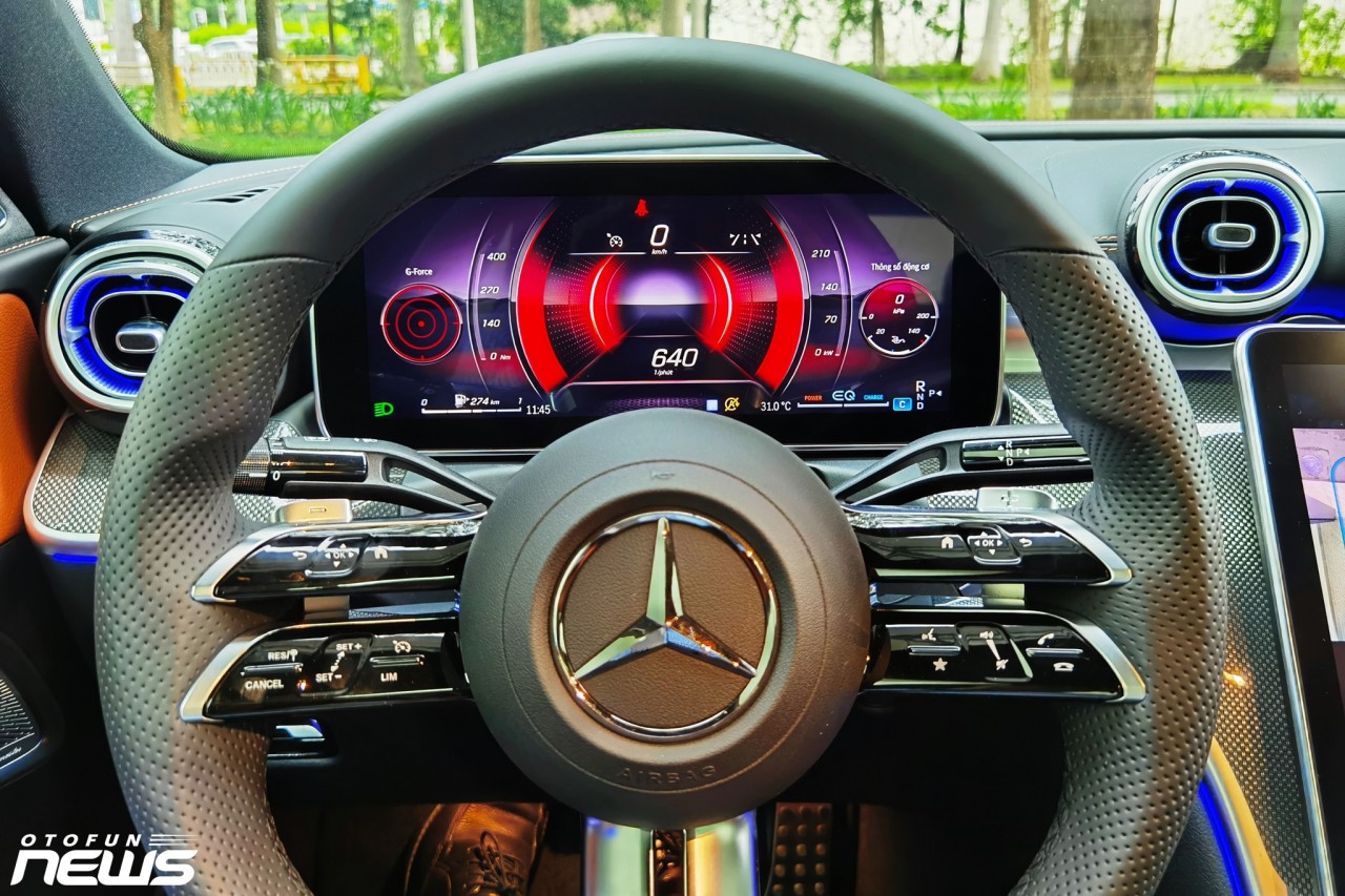 Cận cảnh Mercedes-Benz C300 AMG lắp ráp giá 2,089 tỷ đồng Cận cảnh Mercedes-Benz C300 AMG lắp ráp giá 2,089 tỷ đồng