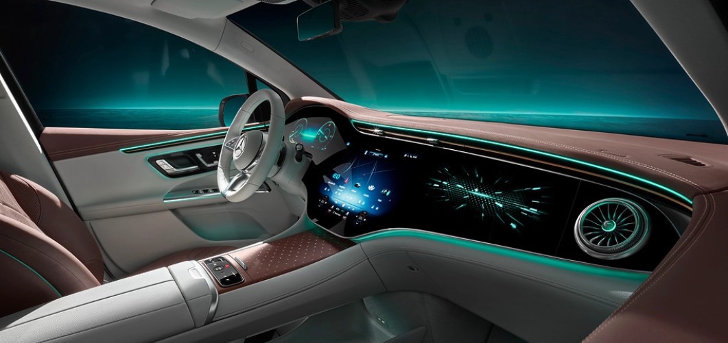 Mercedes-Benz EQE 'lộ' nội thất trước khi ra mắt
