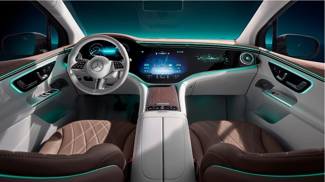 Mercedes-Benz EQE 'lộ' nội thất trước khi ra mắt