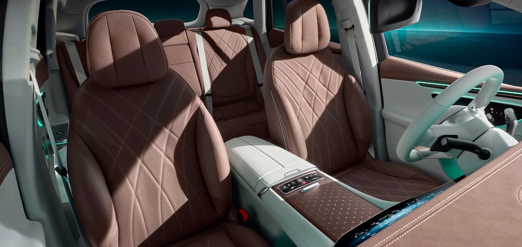 Mercedes-Benz EQE 'lộ' nội thất trước khi ra mắt