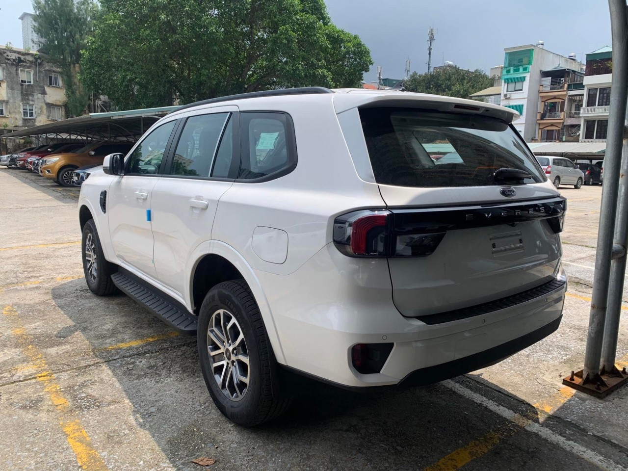 Ford Everest 2023 phiên bản giá rẻ Ambient có mặt tại đại lý Ford Everest 2023 phiên bản giá rẻ Ambient có mặt tại đại lý