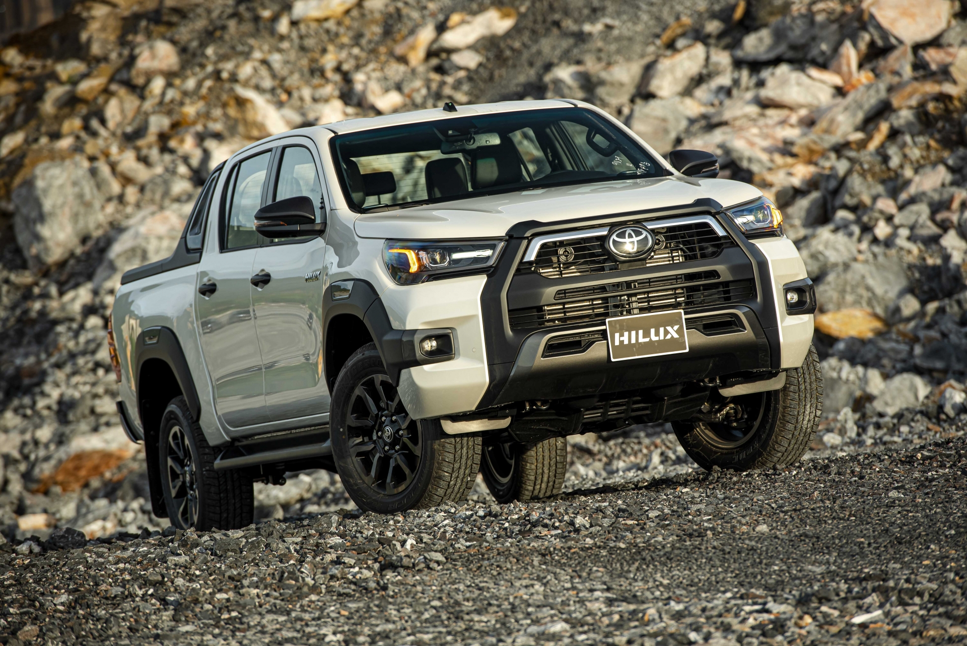 Ford Ranger bị lật đổ bởi Mitsubishi Triton lần thứ hai trong năm Ford Ranger bị lật đổ bởi Mitsubishi Triton lần thứ hai trong năm