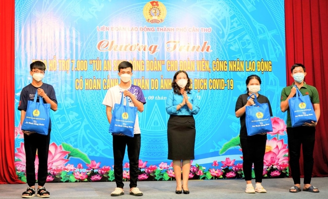 Cần Thơ: Hỗ trợ 7.000 “Túi an sinh Công đoàn” cho đoàn viên, người lao động khó khăn Cần Thơ: Hỗ trợ 7.000 “Túi an sinh Công đoàn” cho đoàn viên, người lao động khó khăn
