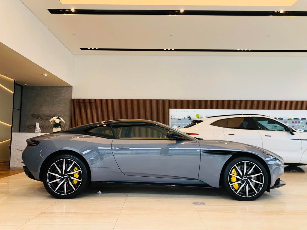 Aston Martin DB11 màu xám China có mặt tại Việt Nam