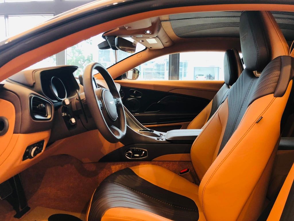 Aston Martin DB11 màu xám China có mặt tại Việt Nam