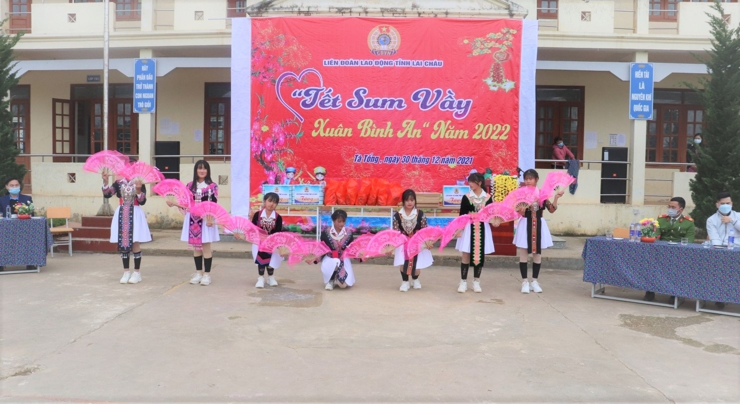 “Tết sum vầy” ở xã miền núi Lai Châu “Tết sum vầy” ở xã miền núi Lai Châu