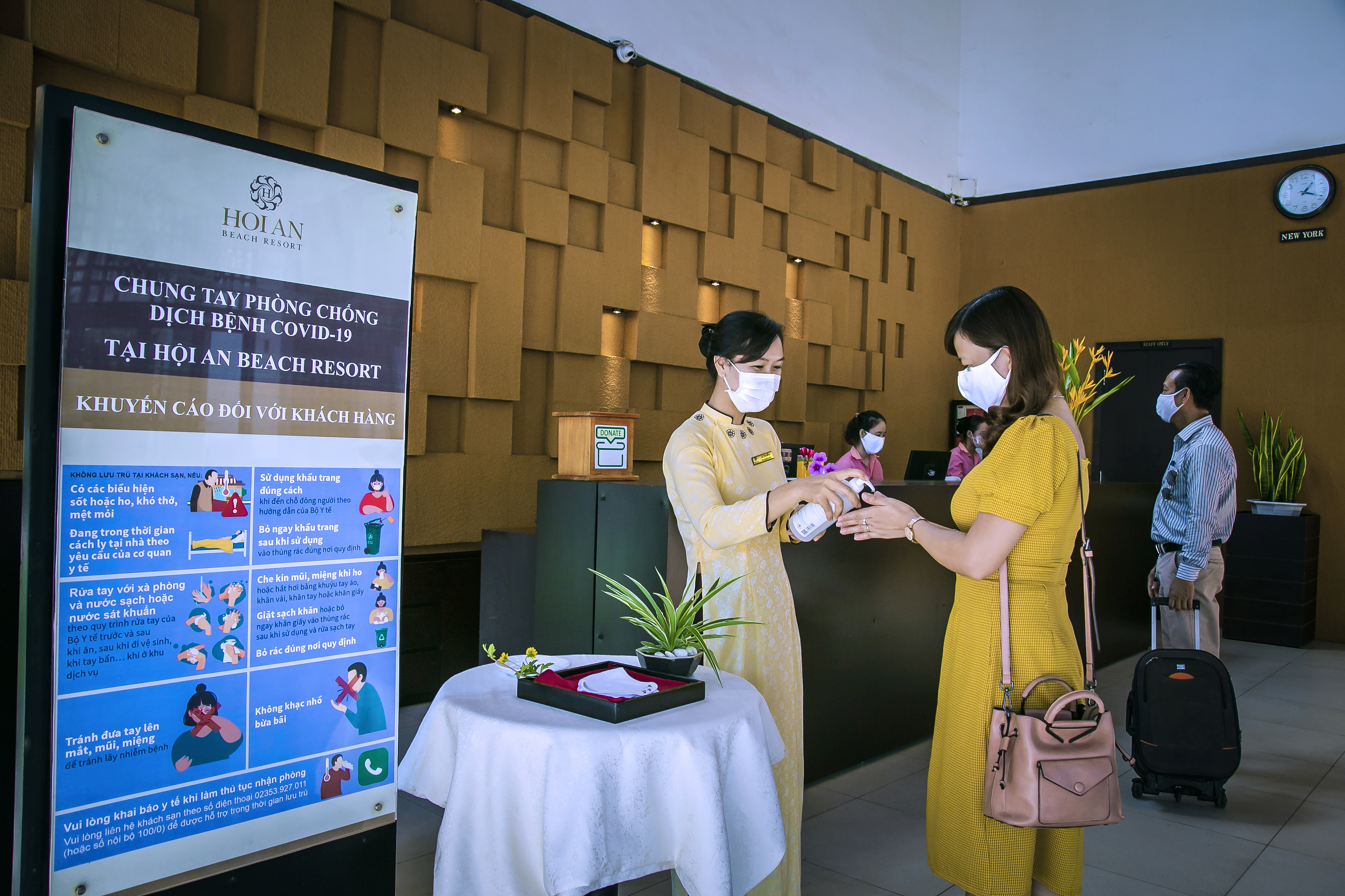 Khử khuẩn tay cho khách du lịch Khử khuẩn tay cho khách du lịch
