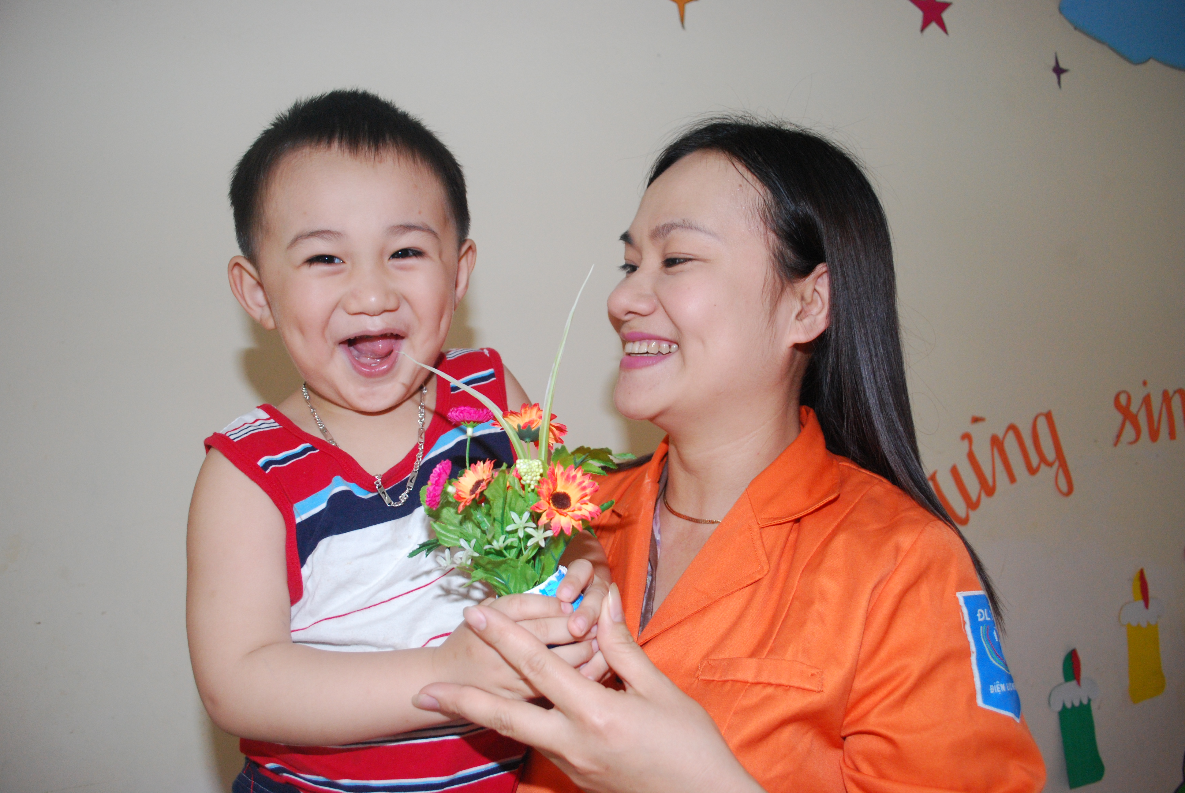 Cán bộ nhân viên Điện lực Nghệ An vui chơi cùng trẻ em con cán bộ nhân viên của công ty