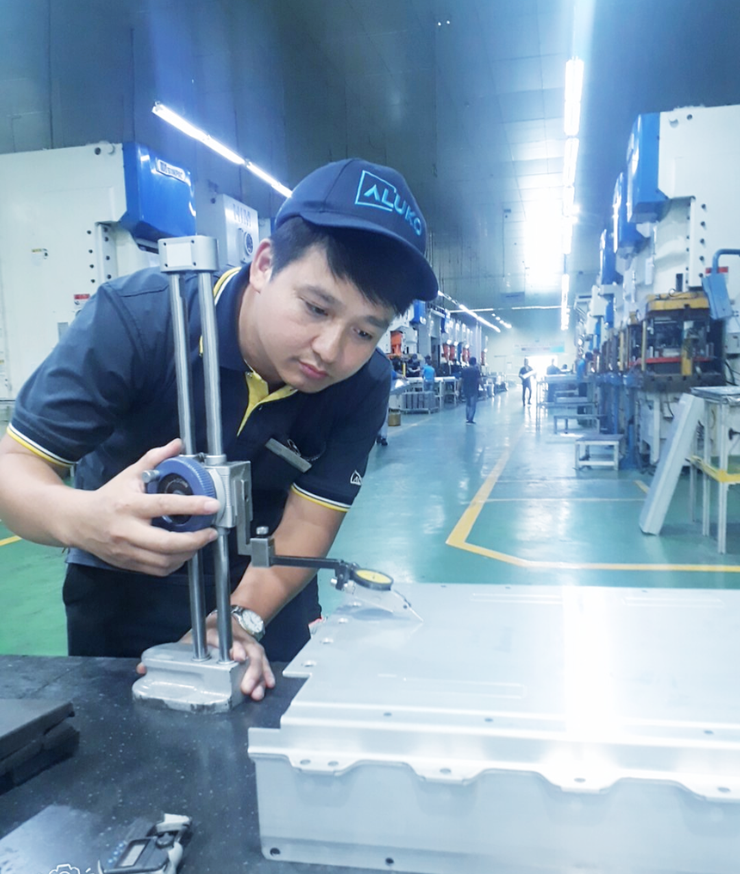 Anh Bùi Văn Thắng- Ủy viên BCH CDCS, kỹ sư Công ty CP Alutec Vina đang trực tiếp xuống xưởng, tham gia vào quá trình sản xuất các linh phụ kiện tivi Samsung. Anh Bùi Văn Thắng Ủy viên BCH CDCS kỹ sư Công ty CP Alutec Vina đang trực tiếp xuống xưởng tham gia vào quá trình sản xuất các linh phụ kiện tivi Samsung